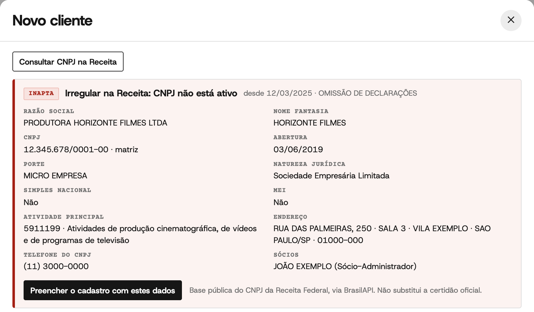 Consulta do CNPJ no cadastro do cliente: uma produtora com CNPJ inapto em vermelho e um estúdio com CNPJ ativo em verde, com razão social, abertura, Simples, atividade, endereço, telefone do CNPJ e sócios